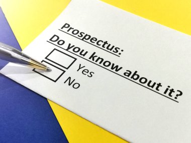 Bir kişi prospektüsle ilgili soruya cevap veriyor..