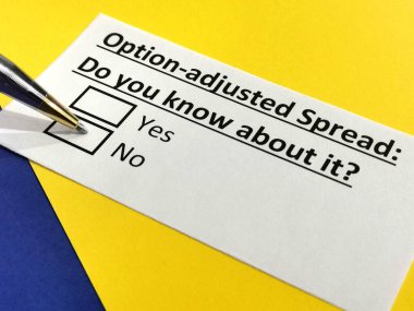 Bir kişi ayarlanmış seçeneklerle ilgili soruya cevap veriyor..