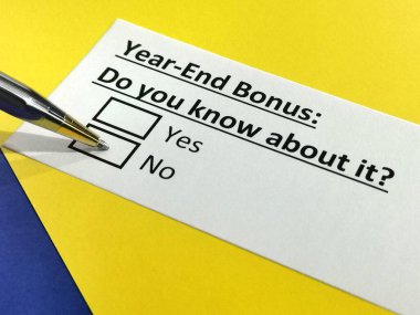 Bir kişi yıl sonu ikramiyesi ile ilgili soruya cevap veriyor.