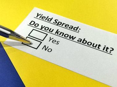 Bir kişi ürün dağılımı ile ilgili soruya cevap veriyor..