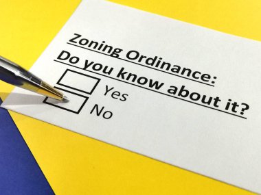 Bir kişi imar yönetmeliğiyle ilgili soruya cevap veriyor.