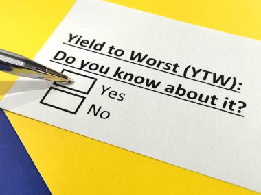 Bir kişi en kötüsüne boyun eğme sorusunu cevaplıyor (YTW).