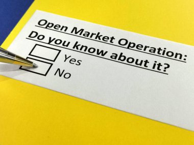 Bir kişi açık piyasa operasyonuyla ilgili soruya cevap veriyor.
