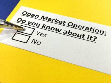 Bir kişi açık piyasa operasyonuyla ilgili soruya cevap veriyor.