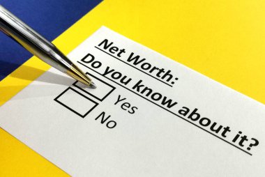 Bir kişi net değerle ilgili soruya cevap veriyor..