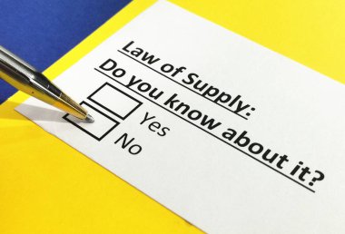 Bir kişi tedarik yasasıyla ilgili soruya cevap veriyor..