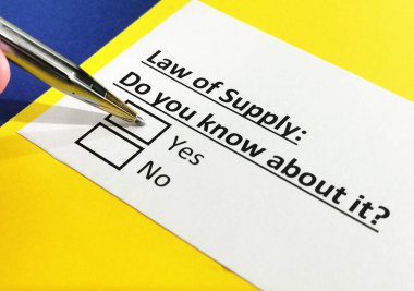 Bir kişi tedarik yasasıyla ilgili soruya cevap veriyor..