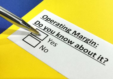 Bir kişi işletim marjıyla ilgili soruya cevap veriyor.