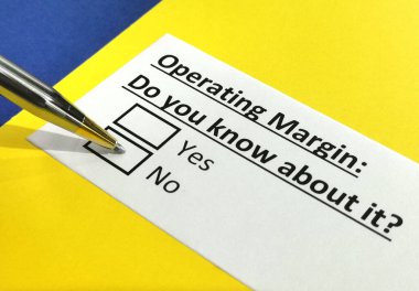 Bir kişi işletim marjıyla ilgili soruya cevap veriyor.