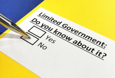 Bir kişi sınırlı hükümetle ilgili soruya cevap veriyor..