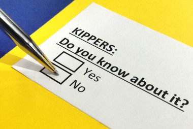 Bir kişi, Ebeveynlerin Cebinde Emeklilik Tasarrufları Hakkında Soruları Yanıtlıyor (KIPPERS).