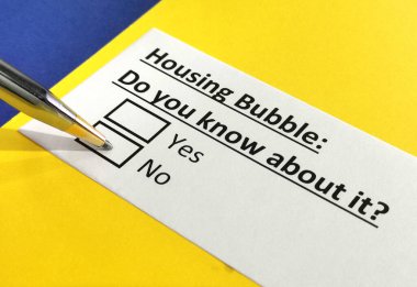 Bir kişi konut baloncuğuyla ilgili soruya cevap veriyor.