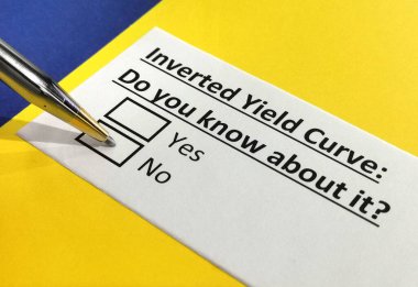 Bir kişi ters verim eğrisi hakkındaki soruyu cevaplıyor.