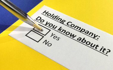 Bir kişi şirket ile ilgili soruya cevap veriyor..