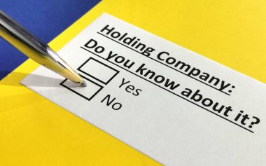 Bir kişi şirket ile ilgili soruya cevap veriyor..