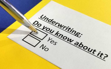 Bir kişi sigortayla ilgili soruya cevap veriyor..