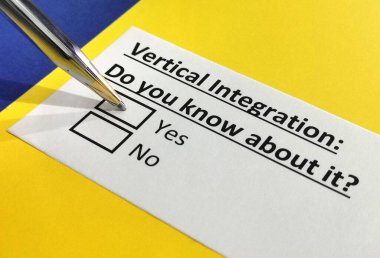 Bir kişi dikey entegrasyon sorusunu cevaplıyor.