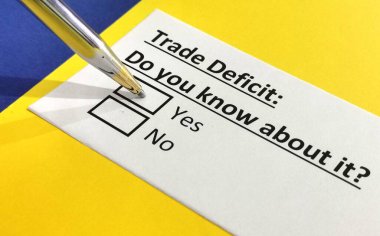 Bir kişi ticaret açığıyla ilgili soruya cevap veriyor.