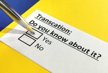 Bir kişi transferle ilgili soruya cevap veriyor..