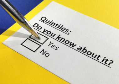 Bir kişi dörtlülerle ilgili soruya cevap veriyor..