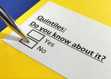 Bir kişi dörtlülerle ilgili soruya cevap veriyor..