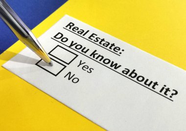 Bir kişi gayrimenkul sorusuna cevap veriyor..