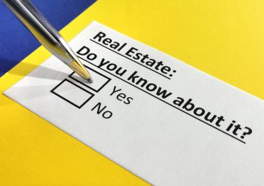 Bir kişi gayrimenkul sorusuna cevap veriyor..