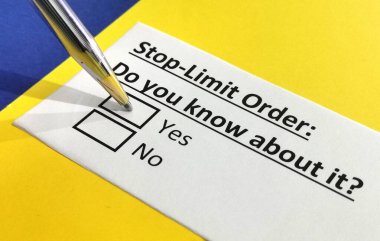 Bir kişi dur emri hakkındaki soruyu cevaplıyor..