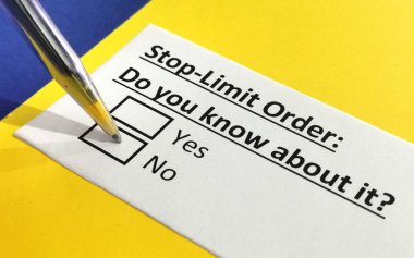 Bir kişi dur emri hakkındaki soruyu cevaplıyor..