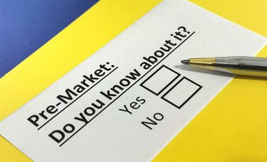 Bir kişi pazar öncesi ile ilgili soruları cevaplıyor..