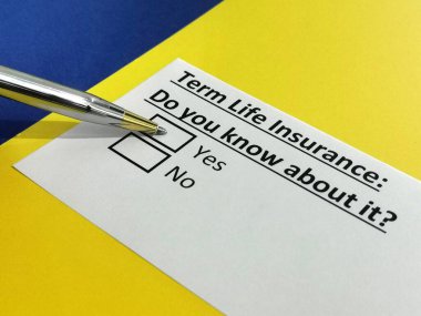 Bir kişi, hayat sigortası hakkındaki soruyu cevaplıyor..