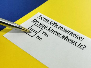 Bir kişi, hayat sigortası hakkındaki soruyu cevaplıyor..