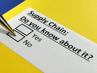 Bir kişi tedarik zinciri ile ilgili soruya cevap veriyor..