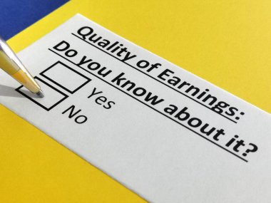 Bir kişi kazanç kalitesiyle ilgili soruya cevap veriyor.