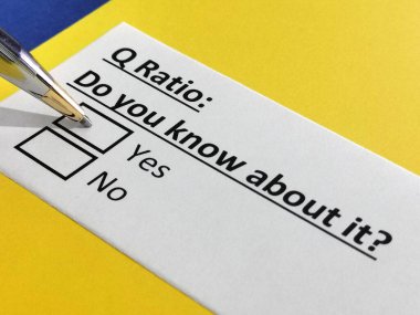 Bir kişi Q oranıyla ilgili soruya cevap veriyor..