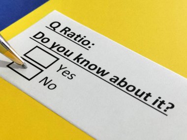 Bir kişi Q oranıyla ilgili soruya cevap veriyor..