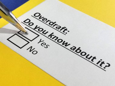 Bir kişi banka hesabı ile ilgili soruya cevap veriyor..