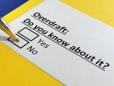 Bir kişi banka hesabı ile ilgili soruya cevap veriyor..