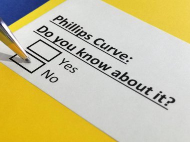 Bir kişi Philips eğrisiyle ilgili soruyu cevaplıyor..