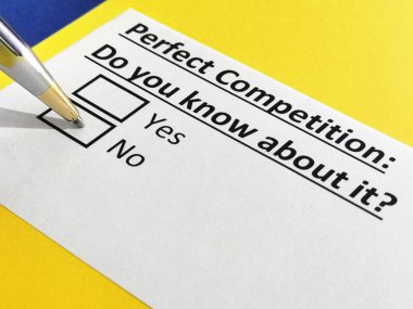 Bir kişi mükemmel rekabet hakkındaki soruyu cevaplıyor..