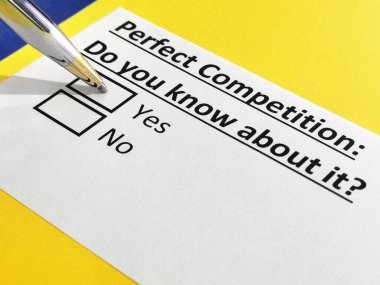 Bir kişi mükemmel rekabet hakkındaki soruyu cevaplıyor..