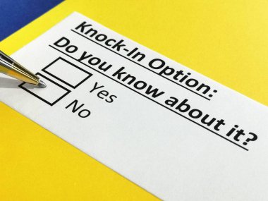 Bir kişi kapıyı çalma seçeneğiyle ilgili soruya cevap veriyor..