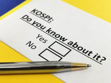 Bir kişi Kore Birleşik Hisse Fiyat Endeksi (KOSPI) hakkındaki soruları yanıtlıyor).