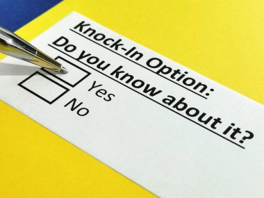 Bir kişi kapıyı çalma seçeneğiyle ilgili soruya cevap veriyor..