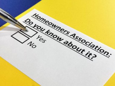 Bir kişi ev sahipleri birliği ile ilgili soruları cevaplıyor..