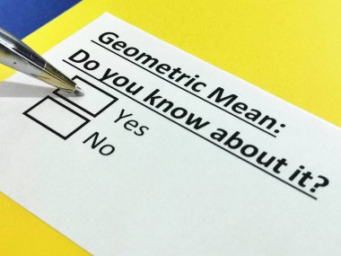 Bir kişi geometrik ortalamayla ilgili soruyu cevaplıyor.