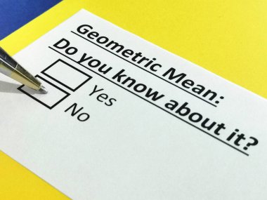 Bir kişi geometrik ortalamayla ilgili soruyu cevaplıyor.