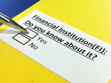 Bir kişi finans kurumu hakkındaki soruları yanıtlıyor.