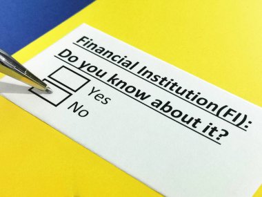 Bir kişi finans kurumu hakkındaki soruları yanıtlıyor.