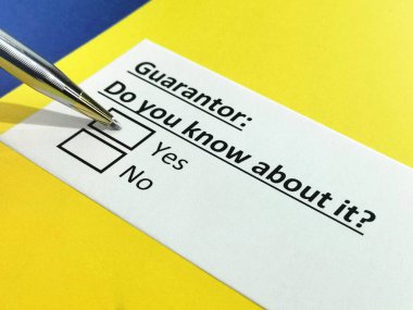 Bir kişi kefil hakkındaki soruyu cevaplıyor..